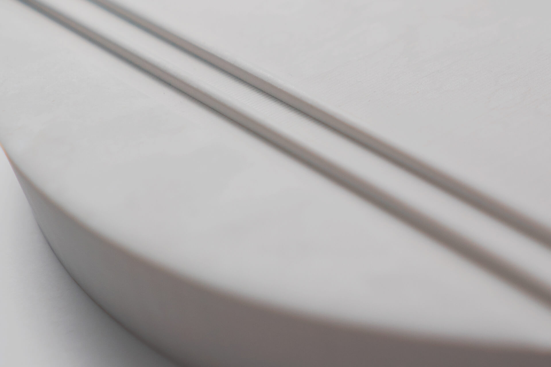 Horloge murale brutaliste gris