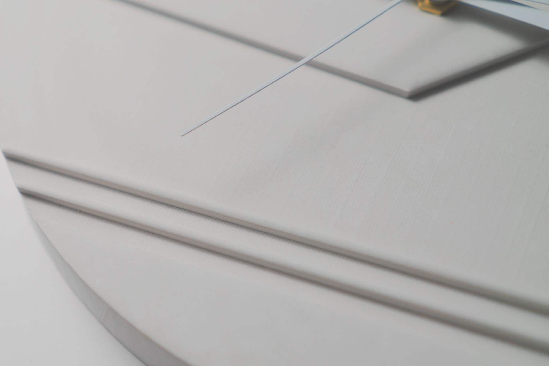 Horloge murale brutaliste gris