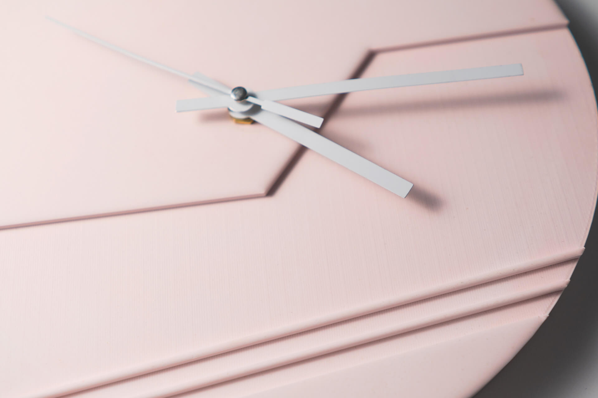 Horloge murale brutaliste rose