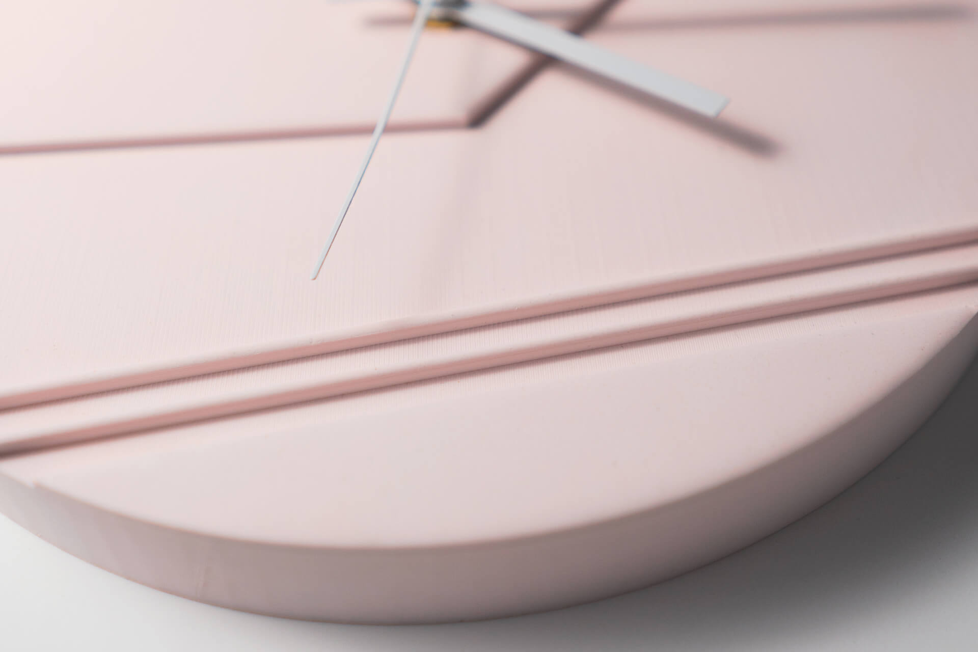 Horloge murale brutaliste rose